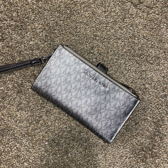 silver michael kors wallet - Picture 1 of 8